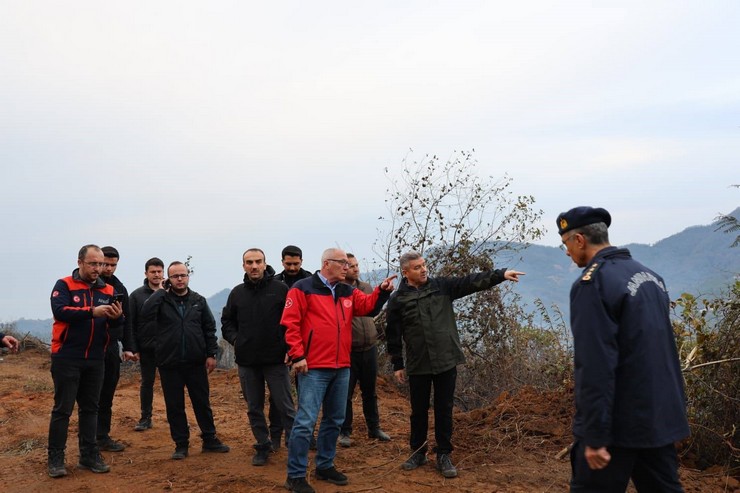 artvin-valisi-turan-ergun-hopadaki-orman-yangininin-ekiplerin-mudahalesiyle-kismen-kontrol-altina-alindigini-ve-calismalarin-devam-ettigini-acikladi-6.jpg