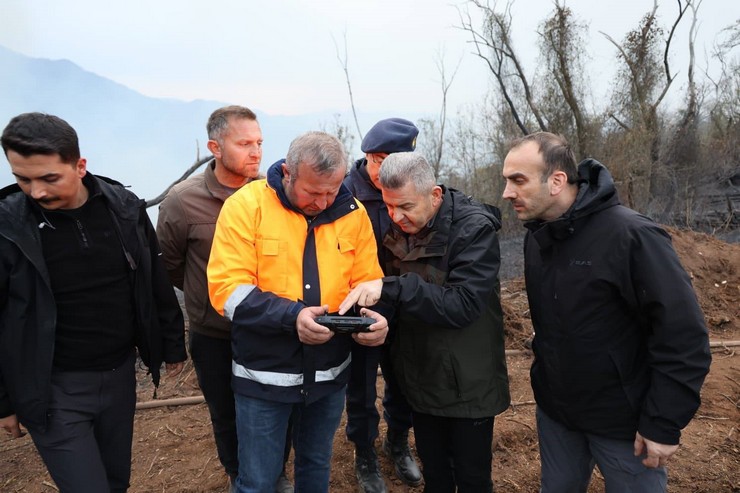 artvin-valisi-turan-ergun-hopadaki-orman-yangininin-ekiplerin-mudahalesiyle-kismen-kontrol-altina-alindigini-ve-calismalarin-devam-ettigini-acikladi-7.jpg