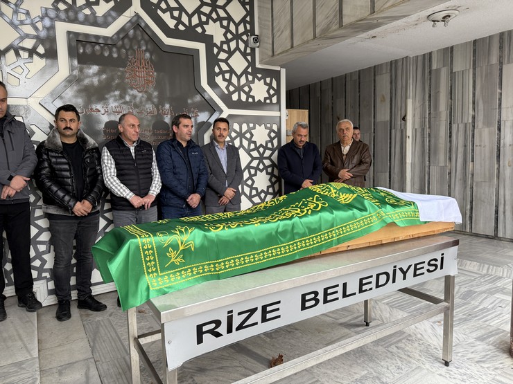 rize-valisi-ihsan-selim-baydas-79-yasinda-vefat-eden-melek-tepenin-cenaze-torenine-katildi-1.jpg