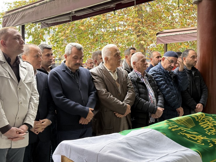 rize-valisi-ihsan-selim-baydas-79-yasinda-vefat-eden-melek-tepenin-cenaze-torenine-katildi-2.jpg