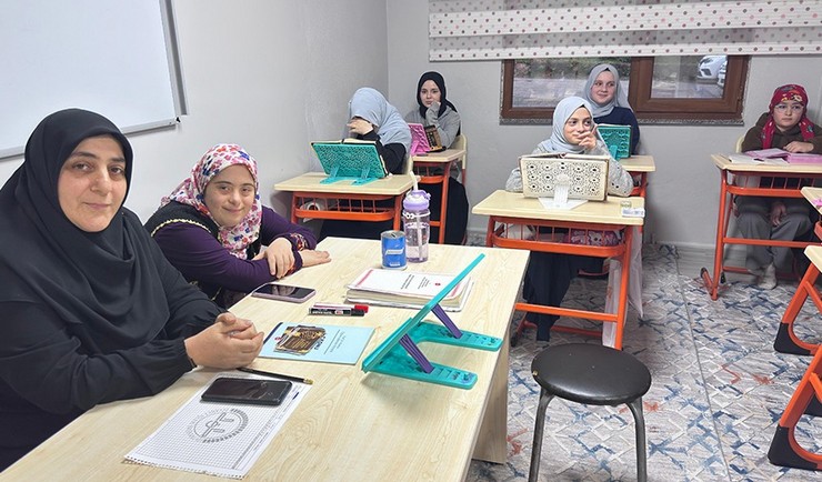 rize-muftulugune-bagli-hz-fatima-kiz-kuran-kursu-ogreticisi-semiha-kalafatoglunun-down-sendromlu-kizi-icin-verdigi-mucadele-ve-tum-zorluklara-ragmen-45-yasinda-hafiz-3.jpg