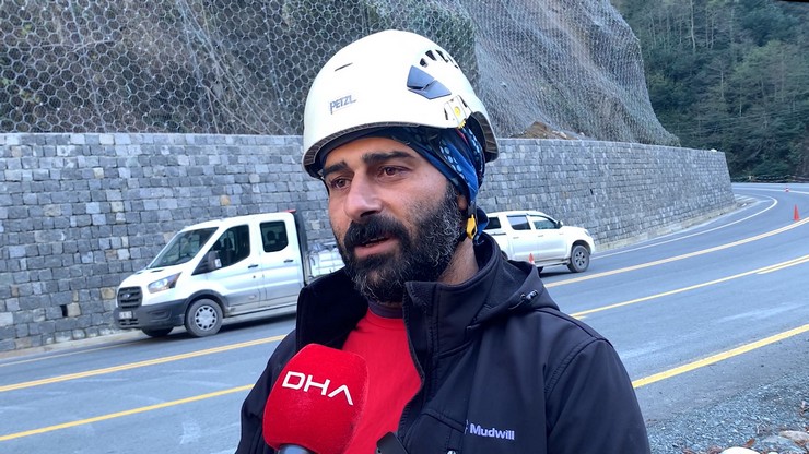 rizede-unlu-turizm-merkezi-ayder-yaylasina-ulasim-saglanan-kara-yolu-kenarindaki-sarp-yamaclarda-kaya-dusmesi-ve-heyelan-riskine-karsi-onlemler-sikilastiriliyor-10.jpg