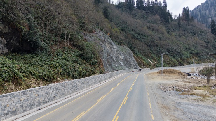 rizede-unlu-turizm-merkezi-ayder-yaylasina-ulasim-saglanan-kara-yolu-kenarindaki-sarp-yamaclarda-kaya-dusmesi-ve-heyelan-riskine-karsi-onlemler-sikilastiriliyor-3-001.jpg