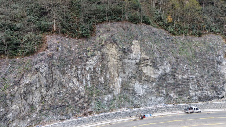 rizede-unlu-turizm-merkezi-ayder-yaylasina-ulasim-saglanan-kara-yolu-kenarindaki-sarp-yamaclarda-kaya-dusmesi-ve-heyelan-riskine-karsi-onlemler-sikilastiriliyor-4-001.jpg