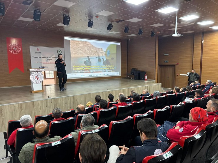rizede-afet-farkindaligi-ve-mudahale-kapasitesinin-artirilmasi-amaciyla-camlihemsin-ilcesinde-afet-farkindalik-egitimi-ve-tahliye-tatbikati-duzenlendi-5.jpg