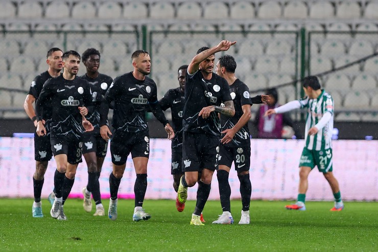 caykur-rizespor-yeni-teknik-direktoru-recep-ucar-yonetiminde-ciktigi-ilk-macta-ucarin-eski-takimi-konyaspor-ile-deplasmanda-1-1-berabere-kaldi-10.jpg