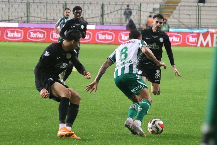 caykur-rizespor-yeni-teknik-direktoru-recep-ucar-yonetiminde-ciktigi-ilk-macta-ucarin-eski-takimi-konyaspor-ile-deplasmanda-1-1-berabere-kaldi-23.jpg