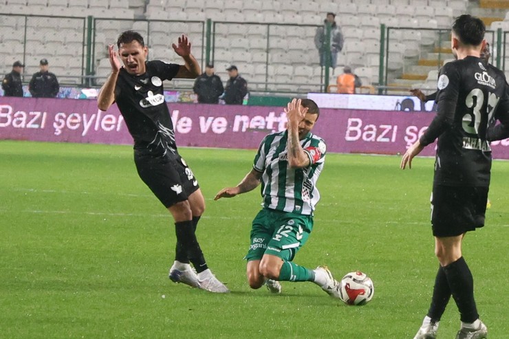 caykur-rizespor-yeni-teknik-direktoru-recep-ucar-yonetiminde-ciktigi-ilk-macta-ucarin-eski-takimi-konyaspor-ile-deplasmanda-1-1-berabere-kaldi-27.jpg