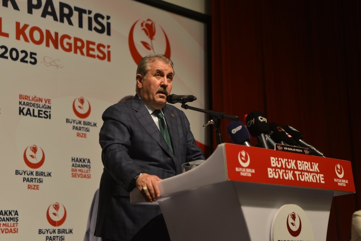 buyuk-birlik-partisi-genel-baskani-mustafa-destici-partisinin-7nci-olagan-kongresi-icin-rizeye-geldi-2-001.jpg