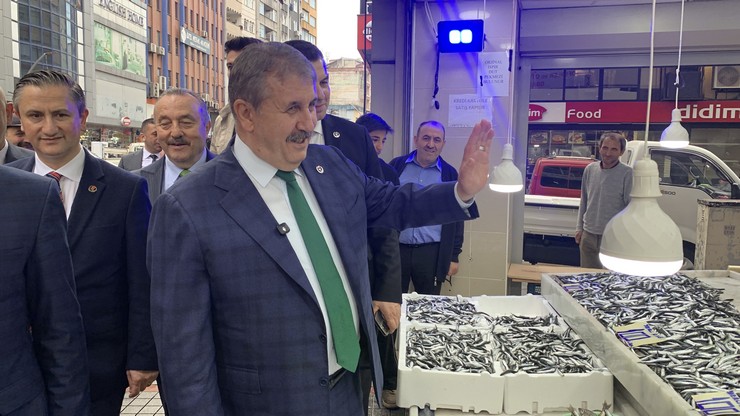buyuk-birlik-partisi-genel-baskani-mustafa-destici-partisinin-7nci-olagan-kongresi-icin-rizeye-geldi-6-001.jpg