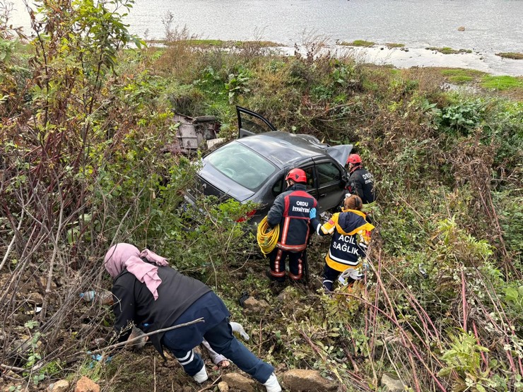 ordunun-fatsa-ilcesinde-uc-tekerlekli-akulu-arac-ile-otomobilin-carpismasi-sonucu-meydana-gelen-trafik-kazasinda-bir-cift-hayatini-kaybederken-1-kisi-de-yaralandi-1.jpg
