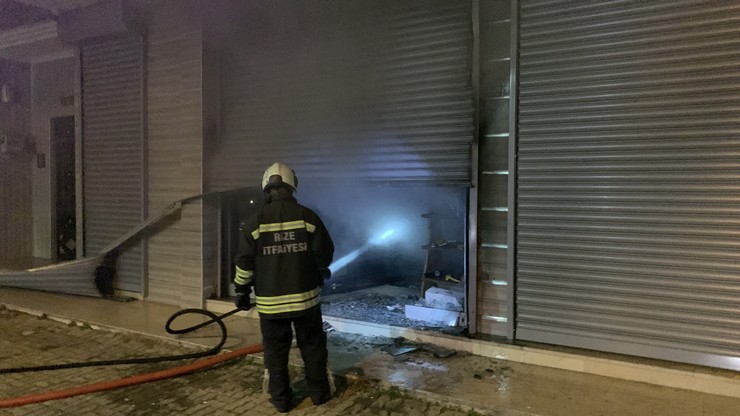 rizede-akulu-cay-makinesi-deposunda-cikan-yangin-itfaiye-ekiplerince-sonduruldu-2.jpg