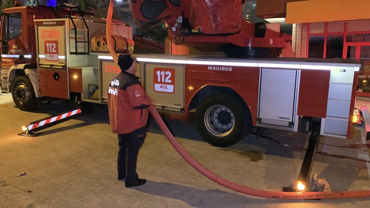 rizede-akulu-cay-makinesi-deposunda-cikan-yangin-itfaiye-ekiplerince-sonduruldu-6.jpg