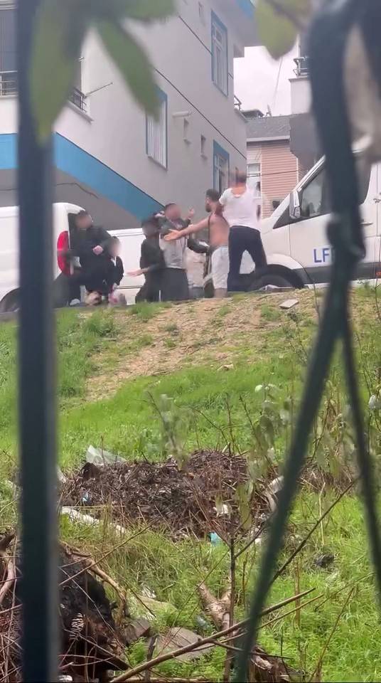 Başakşehir’de Kardeş Kavgası: Sopa, Kemer Ve Bıçaklar Havada Uçuştu