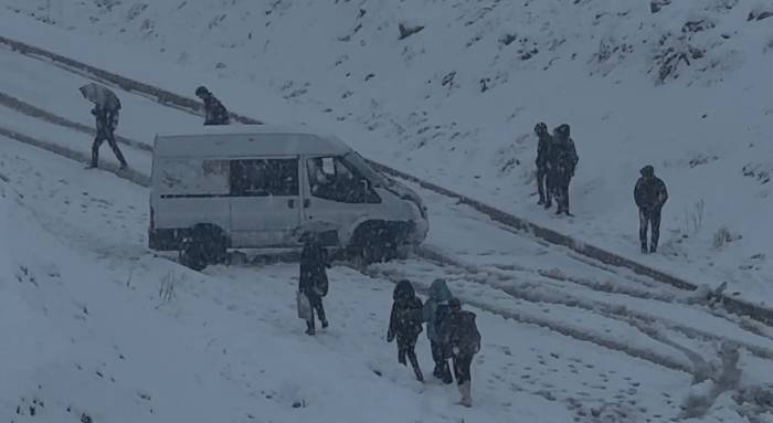 Yüksekova Yoğun Kara Teslim Oldu