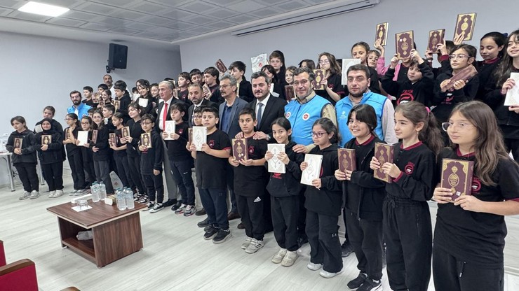 rize-fatih-ortaokulu-ogrencilerine-secmeli-kuran-dersine-yogun-ilgiden-dolayi-kuran-i-kerim-hediyesi-10.jpg