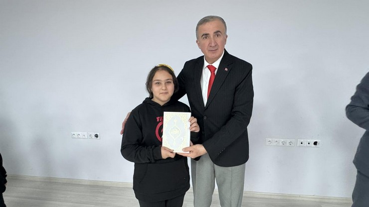 rize-fatih-ortaokulu-ogrencilerine-secmeli-kuran-dersine-yogun-ilgiden-dolayi-kuran-i-kerim-hediyesi-3.jpg