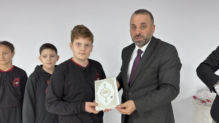 rize-fatih-ortaokulu-ogrencilerine-secmeli-kuran-dersine-yogun-ilgiden-dolayi-kuran-i-kerim-hediyesi-6.jpg