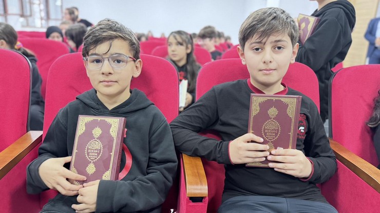 rize-fatih-ortaokulu-ogrencilerine-secmeli-kuran-dersine-yogun-ilgiden-dolayi-kuran-i-kerim-hediyesi-7.jpg