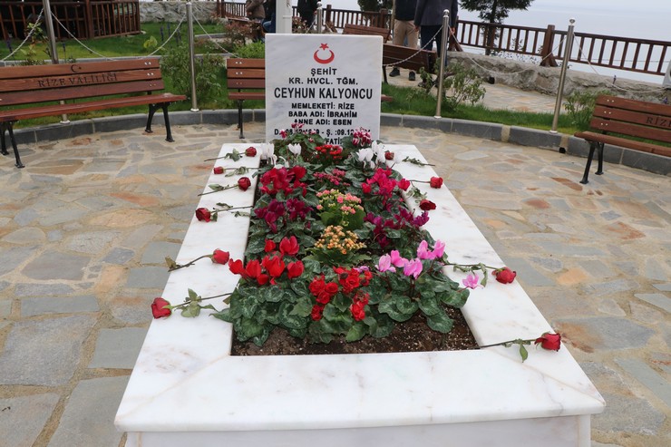 sehit-tegmen-ceyhun-kalyoncu-sehadetinin-1-yilinda-mezari-basinda-anildi-1.jpg