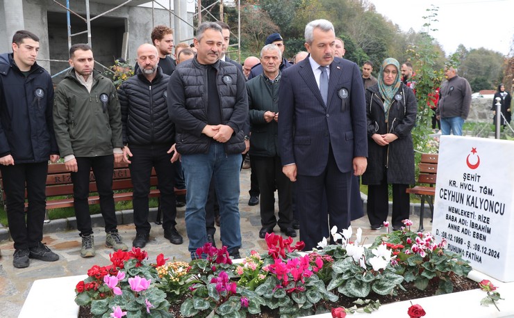 sehit-tegmen-ceyhun-kalyoncu-sehadetinin-1-yilinda-mezari-basinda-anildi-2.jpg