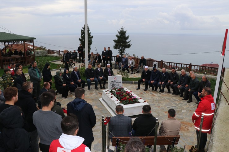 sehit-tegmen-ceyhun-kalyoncu-sehadetinin-1-yilinda-mezari-basinda-anildi-3.jpg