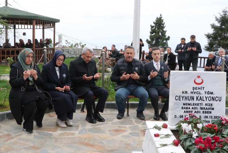 sehit-tegmen-ceyhun-kalyoncu-sehadetinin-1-yilinda-mezari-basinda-anildi-4.jpg