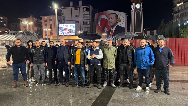 anahtar-parti-genel-baskani-yavuz-agiralioglunun-yonetim-iradesini-rizeden-trabzona-cekecegiz-sozlerine-tepki-amacli-rizede-2si-kurucu-il-yonetim-kurulu-uyesi-300-1.jpg