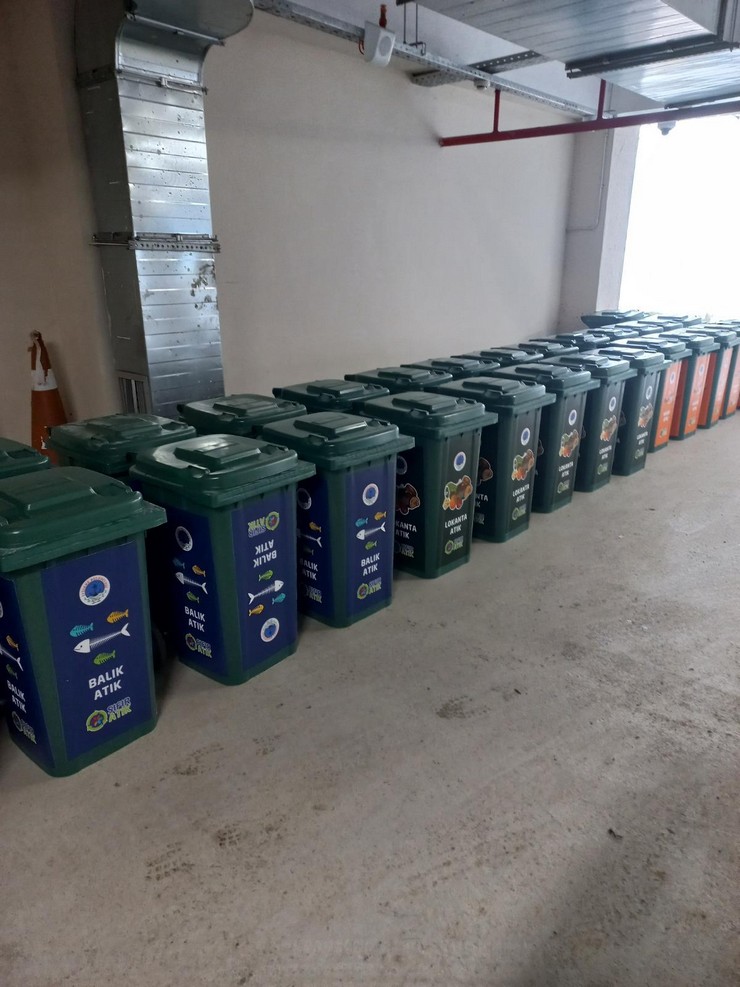 iyidere-belediyesinden-cevre-dostu-hamle-yeni-nesil-geri-donusum-konteynerleri-ilceye-yerlestiriliyor-10.jpg