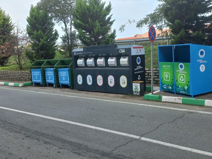 iyidere-belediyesinden-cevre-dostu-hamle-yeni-nesil-geri-donusum-konteynerleri-ilceye-yerlestiriliyor-11.jpg