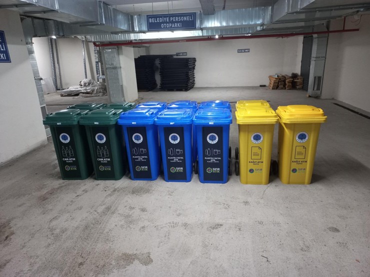 iyidere-belediyesinden-cevre-dostu-hamle-yeni-nesil-geri-donusum-konteynerleri-ilceye-yerlestiriliyor-18.jpg