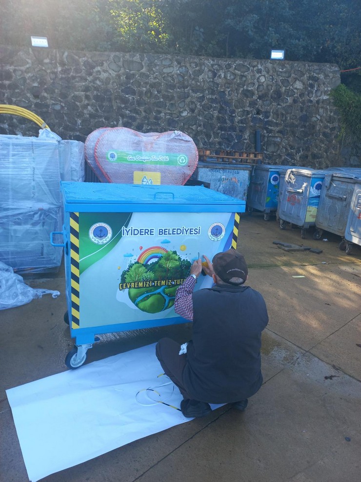 iyidere-belediyesinden-cevre-dostu-hamle-yeni-nesil-geri-donusum-konteynerleri-ilceye-yerlestiriliyor-23.jpg