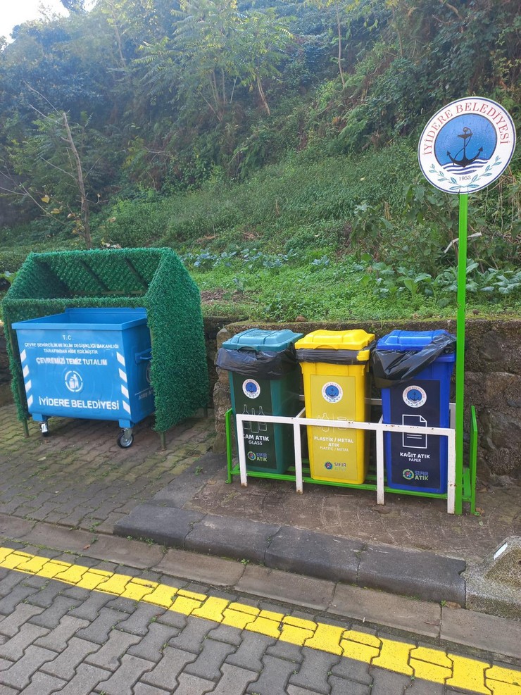 iyidere-belediyesinden-cevre-dostu-hamle-yeni-nesil-geri-donusum-konteynerleri-ilceye-yerlestiriliyor-26.jpg