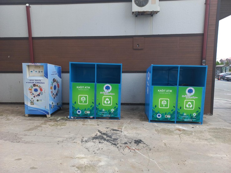 iyidere-belediyesinden-cevre-dostu-hamle-yeni-nesil-geri-donusum-konteynerleri-ilceye-yerlestiriliyor-8.jpg