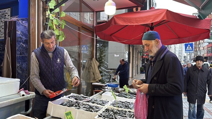 rizede-hamsinin-kilogrami-100-liradan-satiliyor-5.jpg