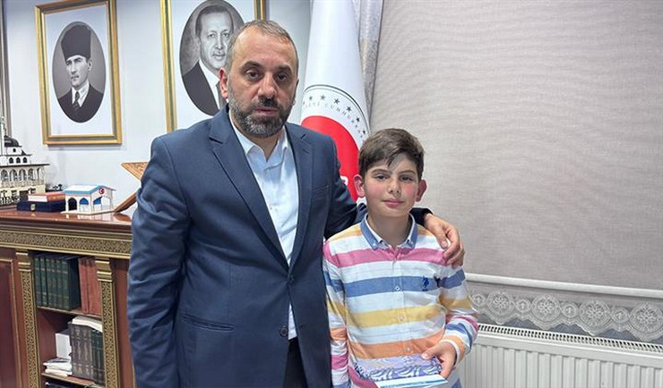 rizenin-ilk-hafizlik-projesi-ogrencisinden-rekor-basari-11-yasindaki-batin-eymen-akbulut-6-ayda-hafiz-oldu-2.jpg