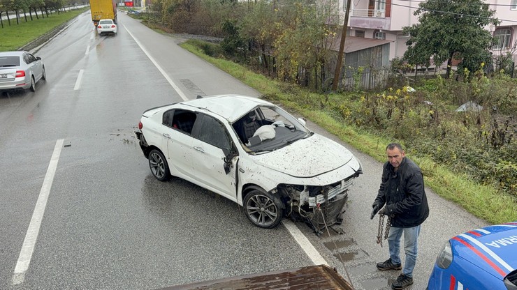 samsunda-kontrolden-cikan-rize-plakali-otomobilin-takla-atmasi-sonucu-meydana-gelen-kazada-3-kisi-yaralandi-4.jpg
