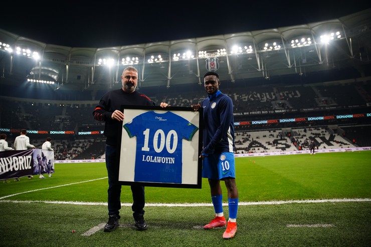 caykur-rizesporlu-futbolcu-olawoyin-besiktas-macinda-yesil-mavili-formayi-100uncu-kez-giyecek-3.jpg
