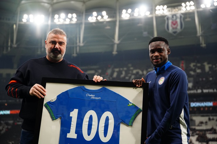 caykur-rizesporlu-futbolcu-olawoyin-besiktas-macinda-yesil-mavili-formayi-100uncu-kez-giyecek-4.jpg