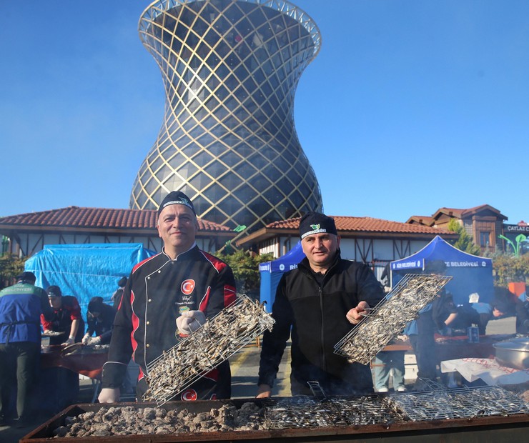 rizedeki-festivalde-2-ton-hamsi-tuketildi-3-001.jpg