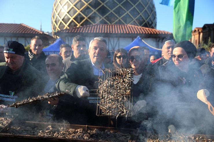 rizedeki-festivalde-2-ton-hamsi-tuketildi-8-001.jpg
