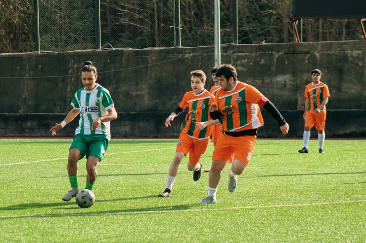 yesil-artvinspor-u18-takimi-deplasmanda-farkli-galip-gelerek-ligin-ilk-yarisini-lider-bitirdi-1.jpg