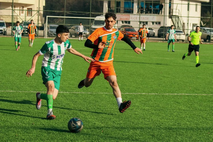 yesil-artvinspor-u18-takimi-deplasmanda-farkli-galip-gelerek-ligin-ilk-yarisini-lider-bitirdi-3.jpg