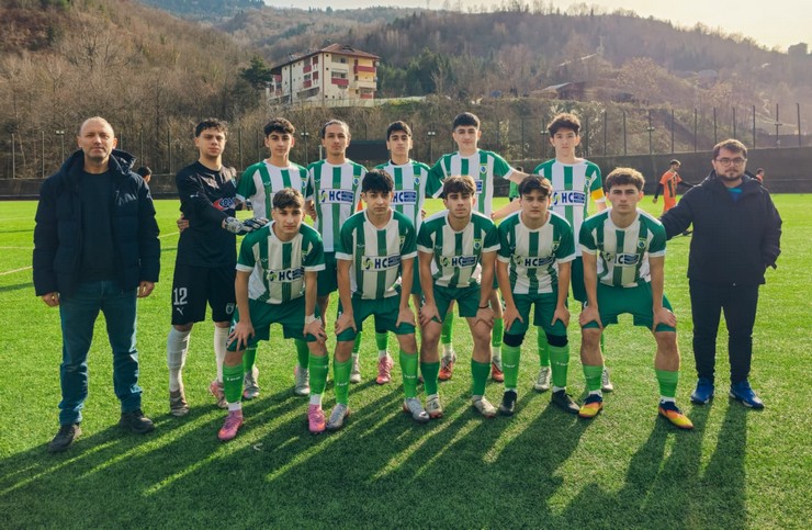 yesil-artvinspor-u18-takimi-deplasmanda-farkli-galip-gelerek-ligin-ilk-yarisini-lider-bitirdi-4.jpg