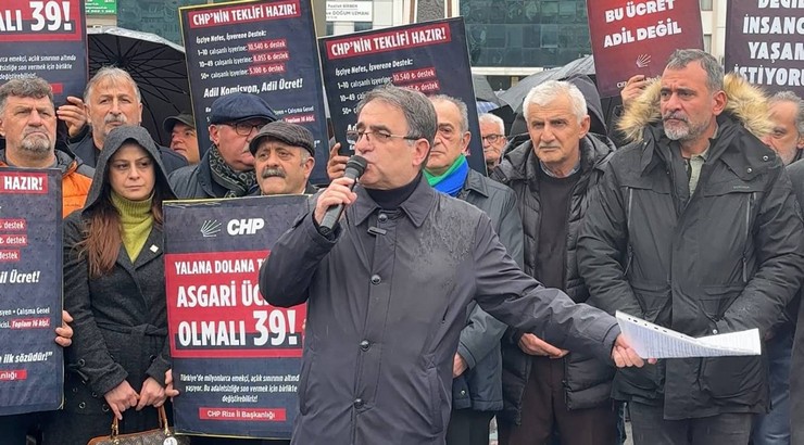 chp-rize-il-baskanligi-onculugunde-15-temmuz-demokrasi-ve-cumhuriyet-meydaninda-bir-araya-gelen-siyasi-partiler-ve-vatandaslar-asgari-ucrete-yapilan-27lik-zammi-prot-12.jpg