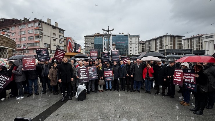 chp-rize-il-baskanligi-onculugunde-15-temmuz-demokrasi-ve-cumhuriyet-meydaninda-bir-araya-gelen-siyasi-partiler-ve-vatandaslar-asgari-ucrete-yapilan-27lik-zammi-prot-3.jpg