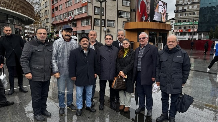 chp-rize-il-baskanligi-onculugunde-15-temmuz-demokrasi-ve-cumhuriyet-meydaninda-bir-araya-gelen-siyasi-partiler-ve-vatandaslar-asgari-ucrete-yapilan-27lik-zammi-prot-4.jpg