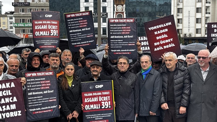 chp-rize-il-baskanligi-onculugunde-15-temmuz-demokrasi-ve-cumhuriyet-meydaninda-bir-araya-gelen-siyasi-partiler-ve-vatandaslar-asgari-ucrete-yapilan-27lik-zammi-prot-7.jpg