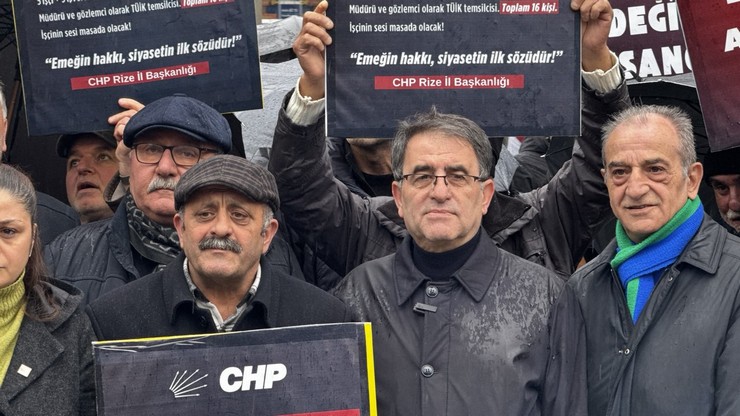 chp-rize-il-baskanligi-onculugunde-15-temmuz-demokrasi-ve-cumhuriyet-meydaninda-bir-araya-gelen-siyasi-partiler-ve-vatandaslar-asgari-ucrete-yapilan-27lik-zammi-protes-1.jpg