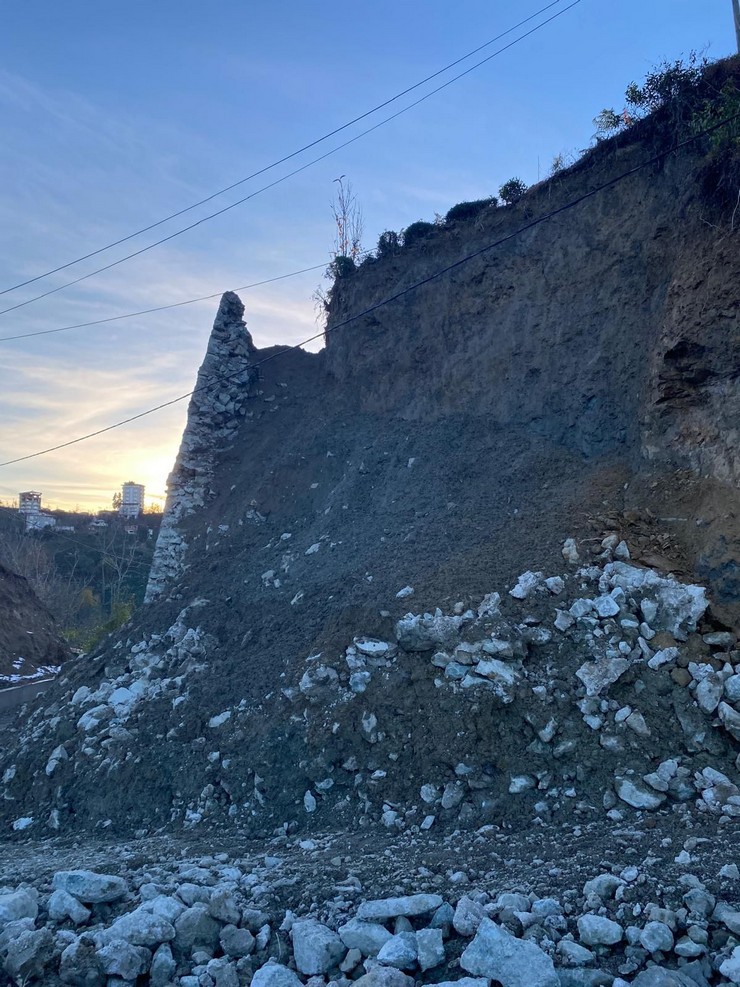 rize-merkez-yaglitas-mahallesinde-yapimi-suren-belediye-asri-mezarlik-yolu-insaatinda-ucuncu-kez-heyelan-meydana-geldi-10.jpg